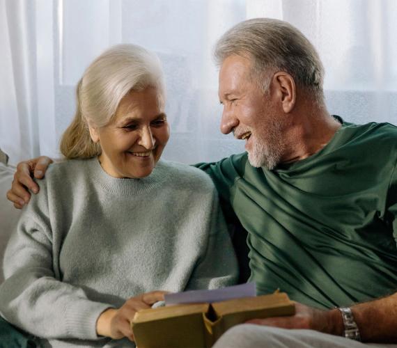 Man en vrouw met pensioen samen op de bank