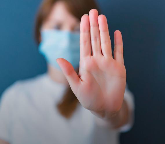 Verpleegkundige met haar hand omhoog om te zeggen: stop!