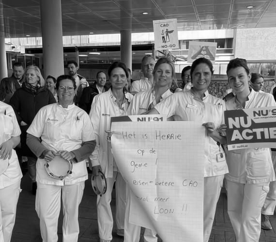 Zorgmedewerkers van Catharina Ziekenhuis tijdens eerste stakingsdag