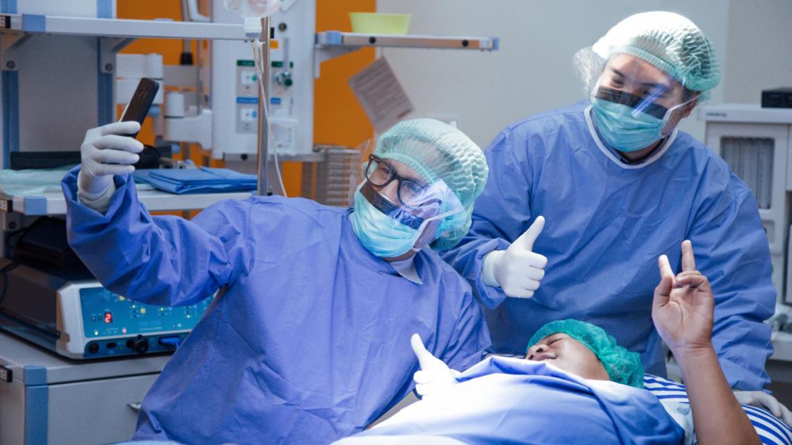 Afbeelding van operatieassistenten die contact met patient onderhouden