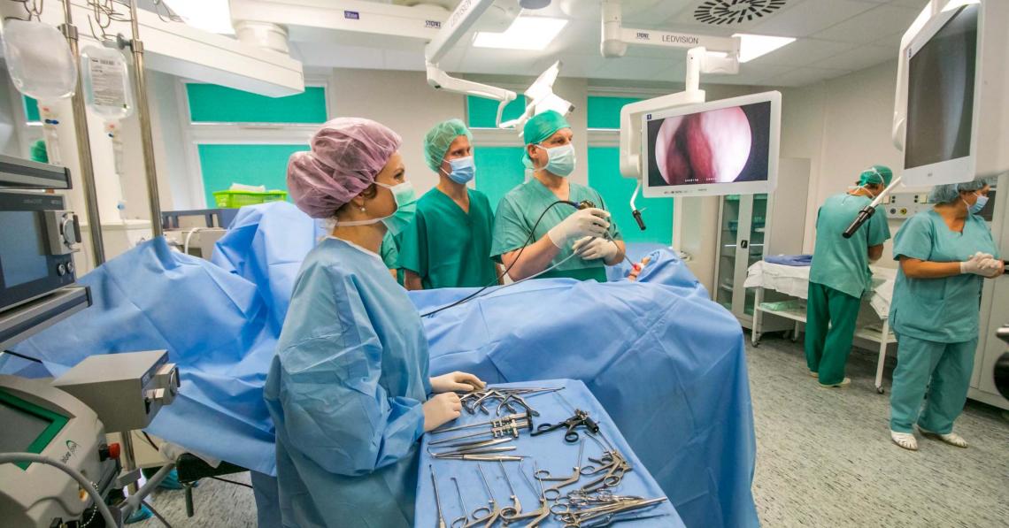 Ziekenhuis met chirurgen op operatiekamer bezig met ingreep