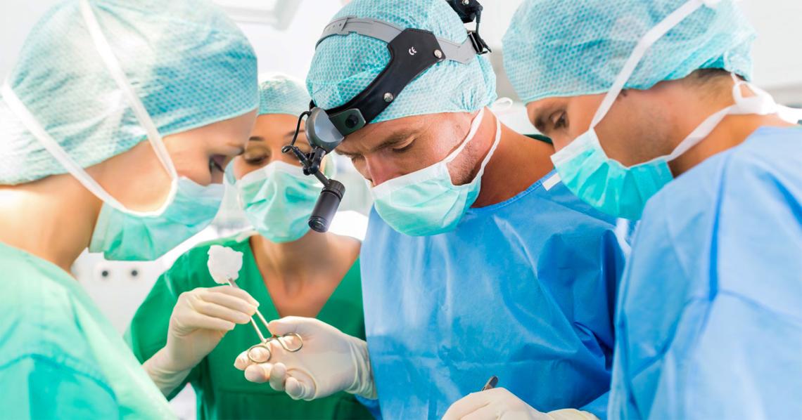 Operatiekamer met chirurg en operatieassistenten bezig met ingreep