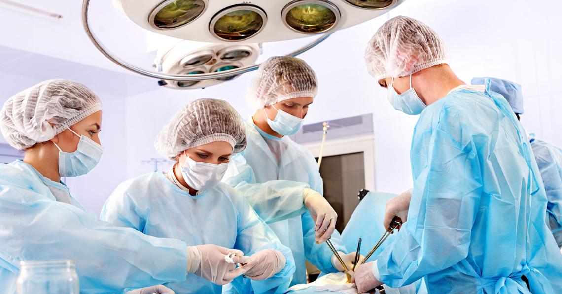 Operatiekamer met chirurgen en operatieassistenten tijdens een ingreep