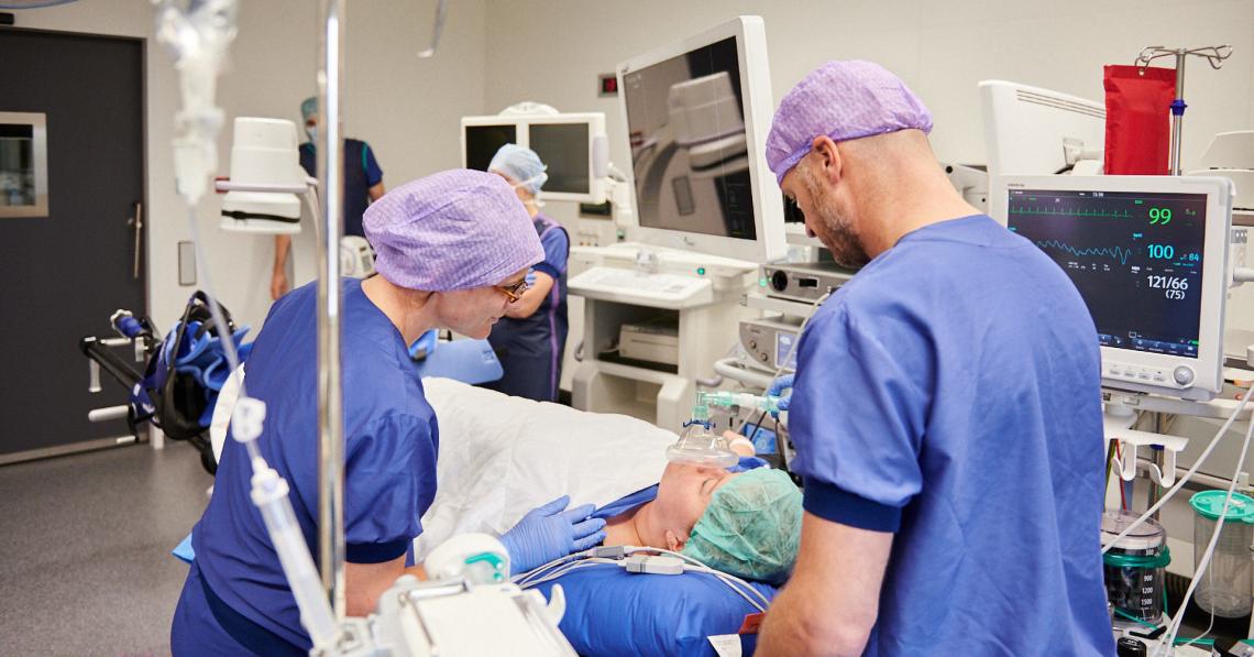 Operatieassistent aan het werk met patient