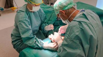 Operatieassistent en chirurg voeren operatie uit