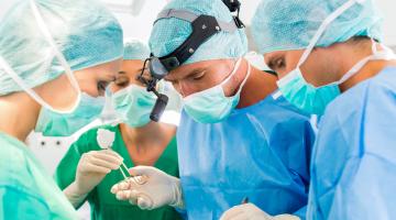 Operatiekamer met chirurg en operatieassistenten bezig met ingreep