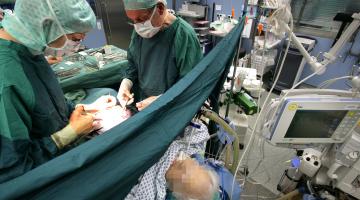 Ziekenhuis met chirurgen op operatiekamer bezig met ingreep