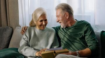 Man en vrouw met pensioen samen op de bank